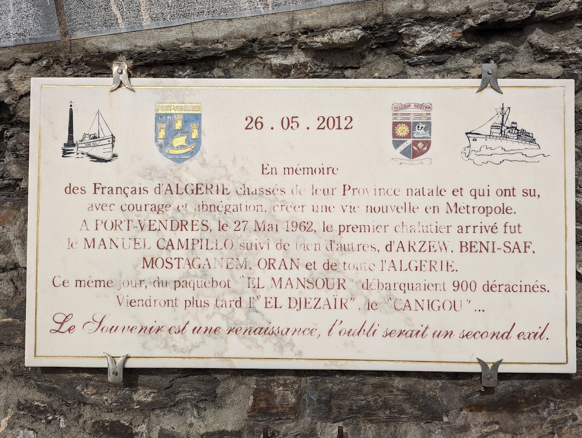Plaque commémorative de l&rsquo;arrivée des français d&rsquo;Algérie