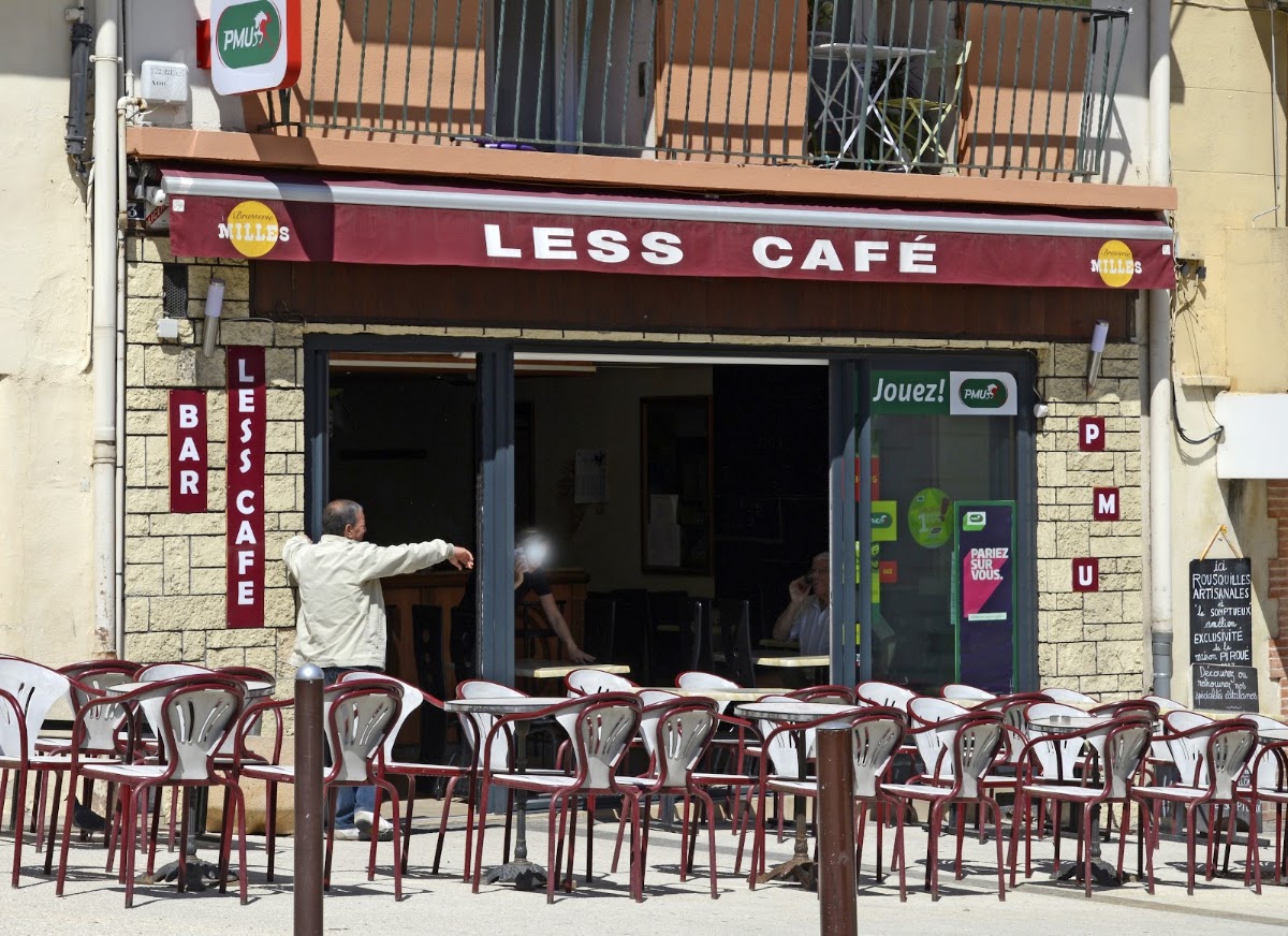 Le LESS CAFE