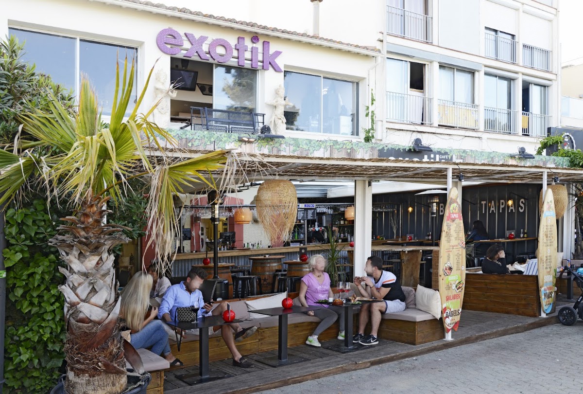 EXOTIK CAFÉ – Bar, tapas et cocktails, Ambiance Jeune et Dynamique
