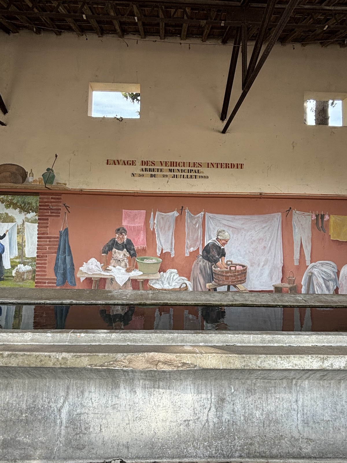 Trompe l&rsquo;œil le lavoir, chercher les autres dans le cœur de village