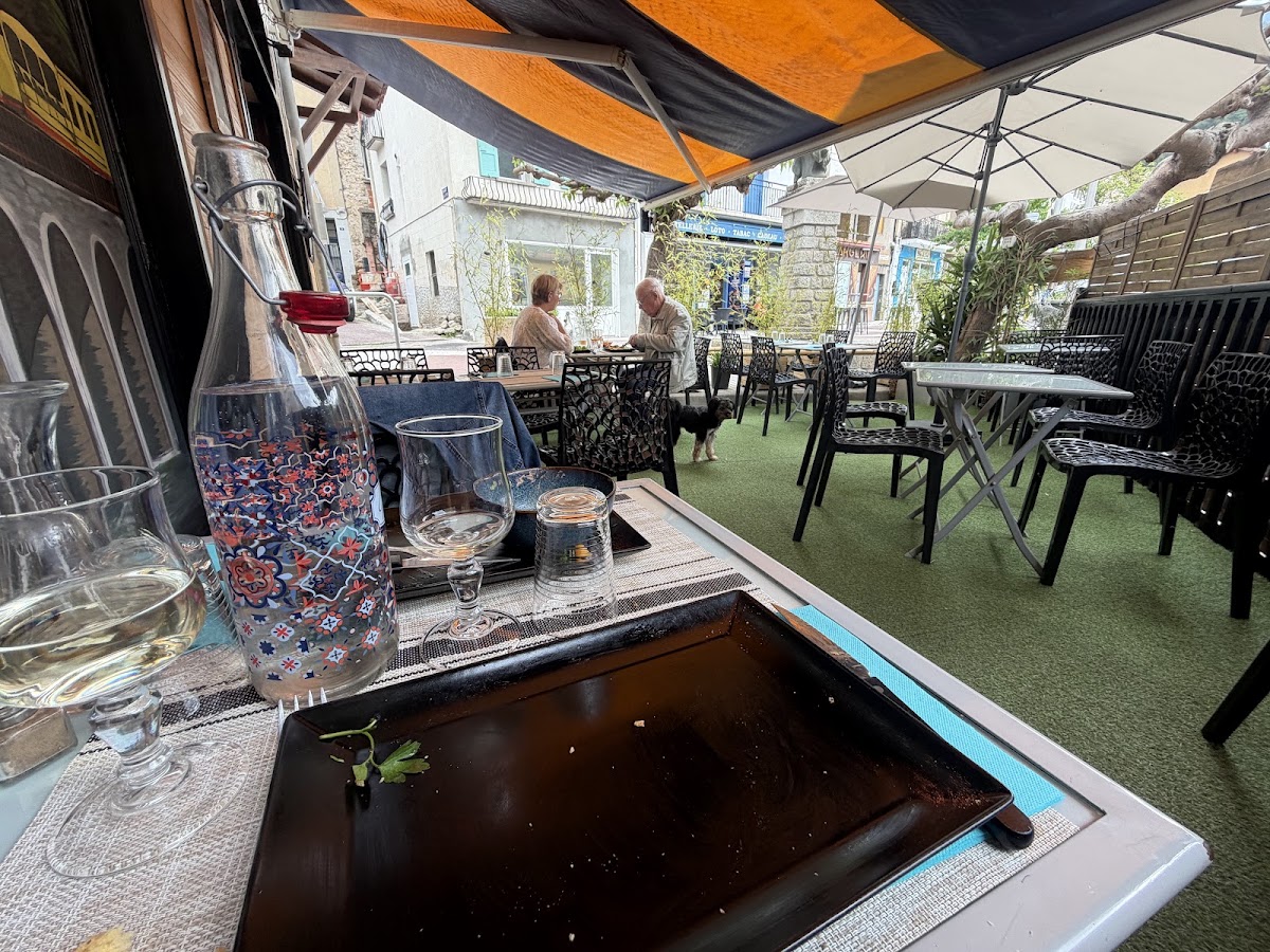 LA TABLE DES AMIS