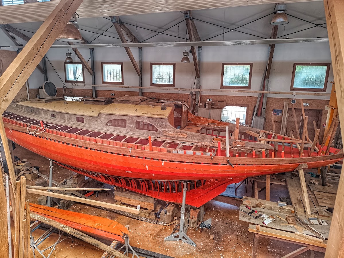 Taller restauració vaixells catalans – Atelier restauration barques catalanes
