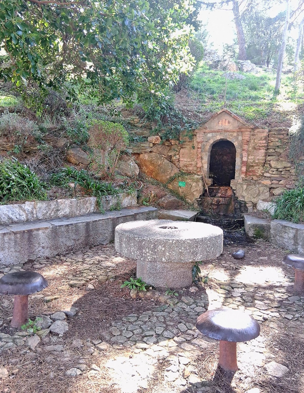 Fontaine, banc et chaises en forme de champignon