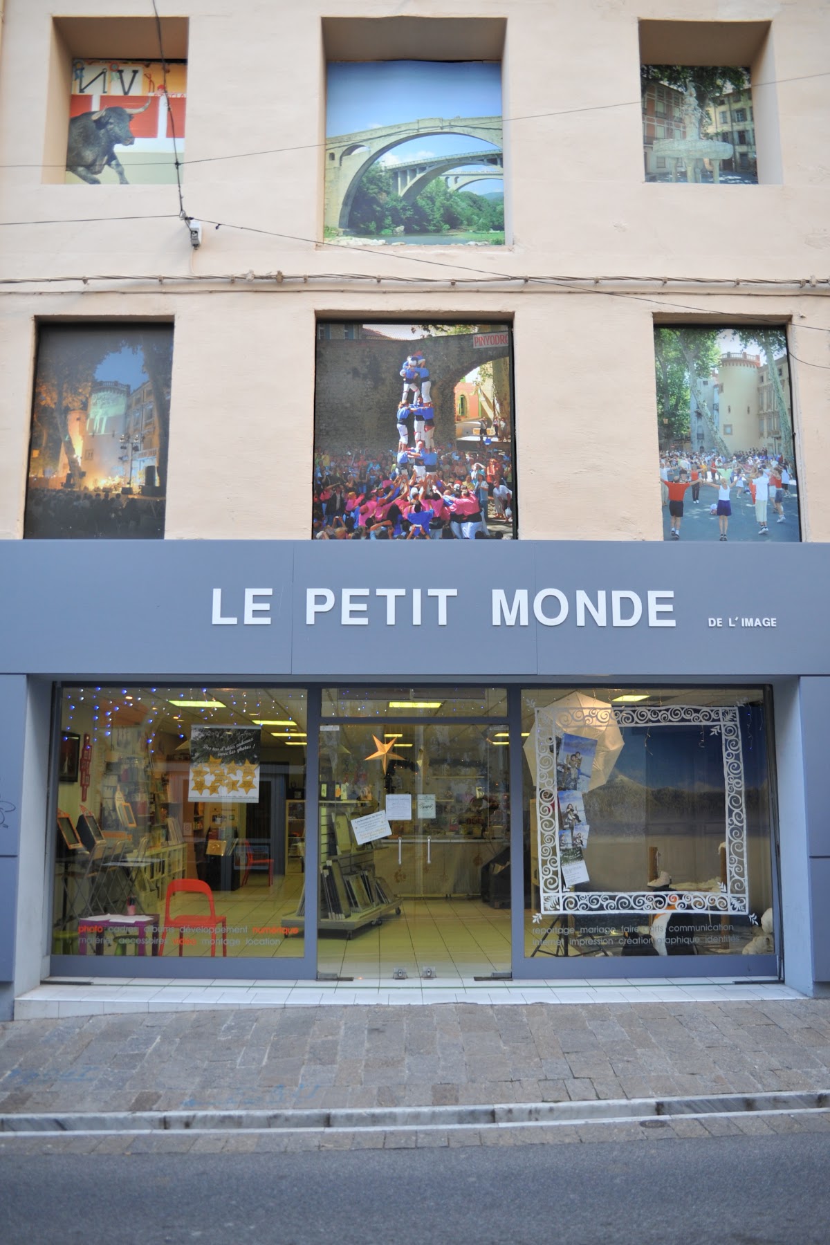 Le Petit Monde, Atelier d&rsquo;encadrement – Afficherie – Photos d&rsquo;identité